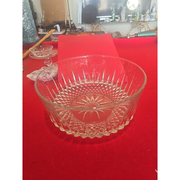 Vintage Arcoroc USA -3 Qt Diamond Cut Crystal Glass -Large Serving Bowl 9" x 4" - Picture 1 of 2